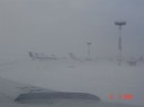 SNOW AT THE AIRPORT 211 * 448 x 336 * (6KB)